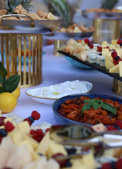 Bufet cu aperitive și fructe